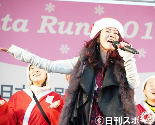 チャリティーイベント「東京グレートサンタラン2019」で歌う大黒摩季（撮影・佐藤成）