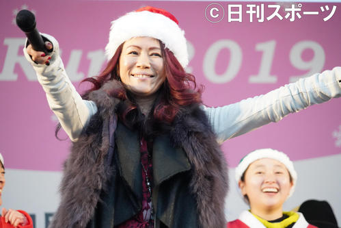 チャリティーイベント「東京グレートサンタラン2019」で観客にマイクを向ける大黒摩季（撮影・佐藤成）