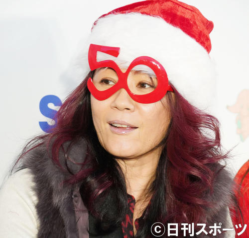 チャリティーイベント「東京グレートサンタラン2019」に出席し、囲み取材で50と縁取られた眼鏡をかける大黒摩季（撮影・佐藤成）