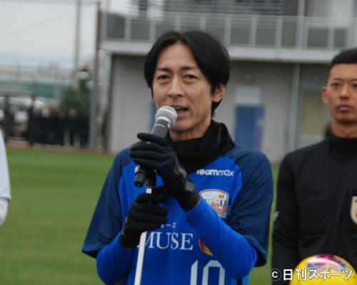 エキシビジョンマッチであいさつする矢部浩之（撮影・松浦隆司）
