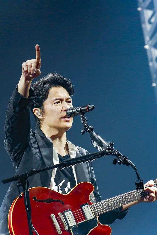 「野郎夜！！6」で歌う福山雅治