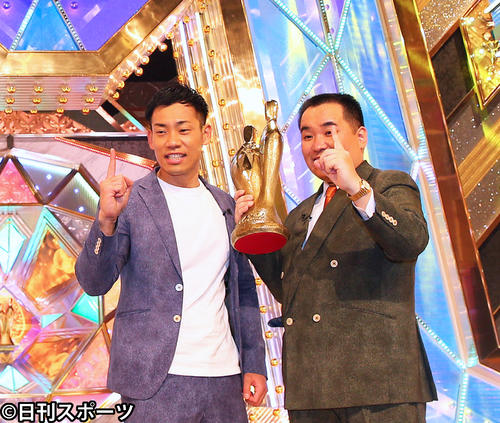 M－1グランプリ2019で優勝し記念撮影に臨むミルクボーイの内海崇（右）と駒場孝（撮影・大野祥一）