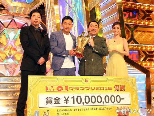 M－1グランプリ2019で優勝し記念撮影を行うミルクボーイの駒場孝（左から2人目）と内海崇（同3人目）。左が今田耕司、右が上戸彩（撮影・大野祥一）