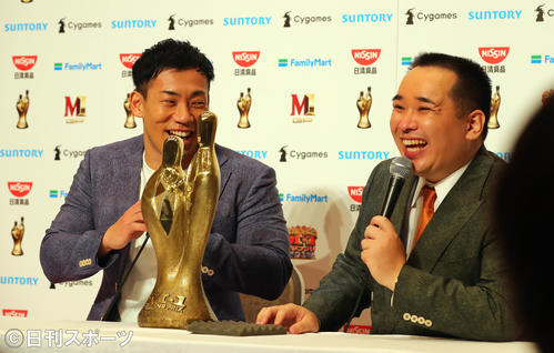 M－1グランプリ2019で優勝し、会見で笑顔を見せるミルクボーイの内海崇（右）と駒場孝（撮影・大野祥一）