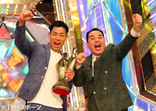 2019で優勝しガッツポーズするミルクボーイの内海崇（右）と駒場孝（撮影・大野祥一）