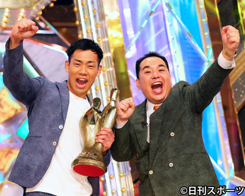 M－1グランプリ2019で優勝しガッツポーズするミルクボーイの内海崇（右）と駒場孝（撮影・大野祥一）