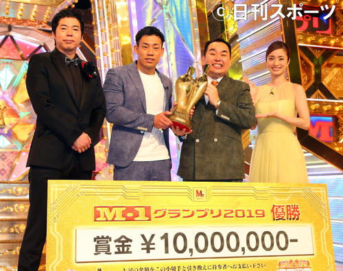 M－1グランプリ2019で優勝し記念撮影を行うミルクボーイの駒場孝（左から2人目）と内海崇（同3人目）。左が今田耕司、右が上戸彩（撮影・大野祥一）