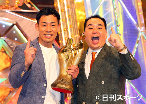 M－1グランプリ2019で優勝し記念撮影を行うミルクボーイの駒場孝（左）と内海崇（2019年12月22日撮影）
