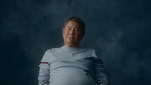 美空ひばりさんの新曲「あれから」のメモリアル映像に出演する北野武