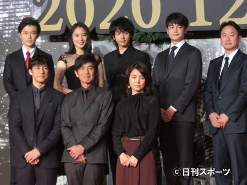 前列左から西島秀俊、佐藤浩市、石田ゆり子、後列左から勝地涼、広瀬アリス、中村倫也、井之脇海、波多野貴文監督