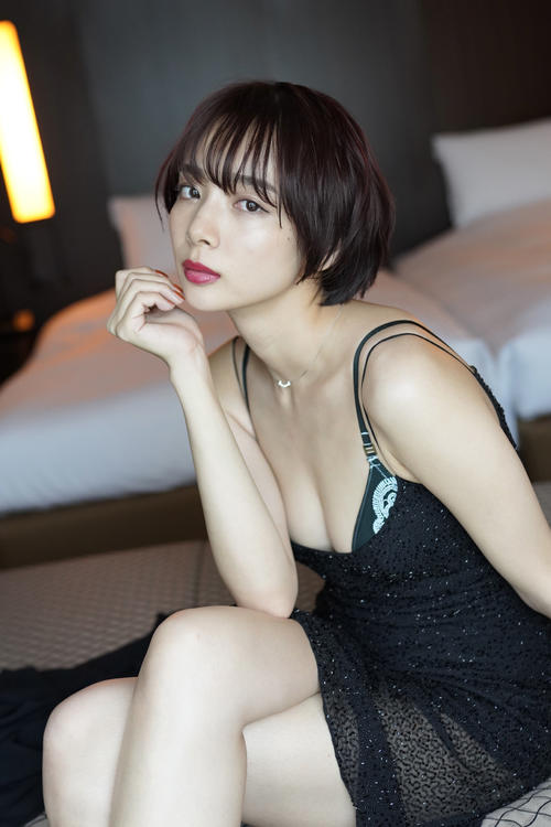 2冊目の写真集「secret　trip」でセクシーショットを披露する岡田紗佳