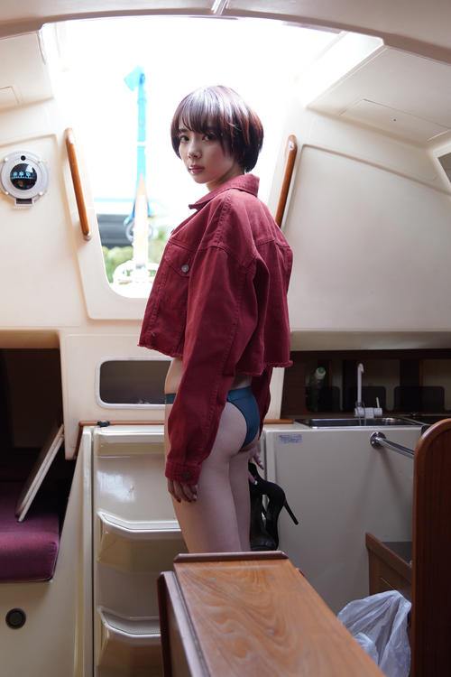 2冊目の写真集「secret　trip」でセクシーショットを披露する岡田紗佳