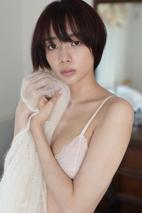 2冊目の写真集「secret　trip」でセクシーショットを披露する岡田紗佳