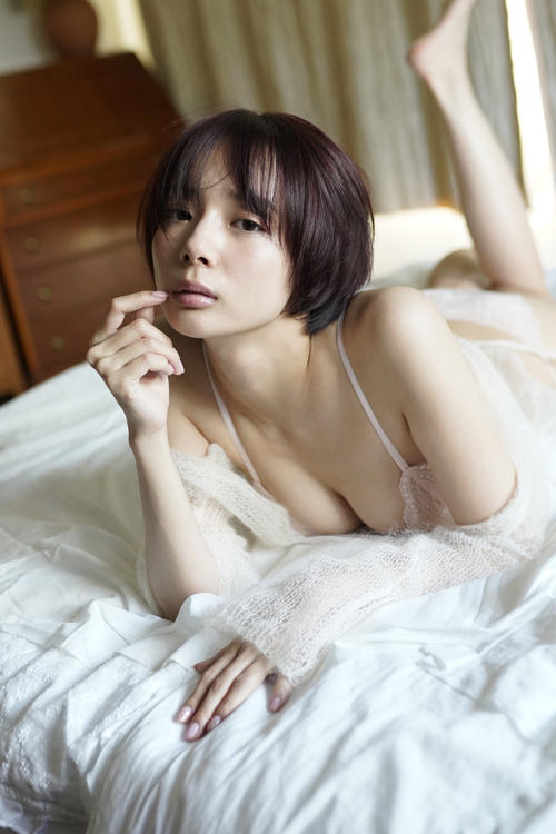 2冊目の写真集「secret　trip」でセクシーショットを披露する岡田紗佳