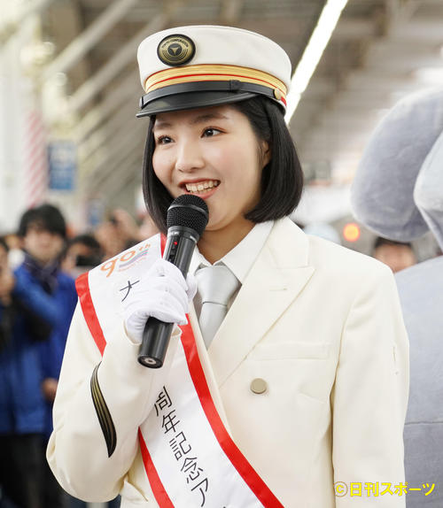 大井町線90周年記念列車出発式で一日駅長に就任し話す12人組女性アイドルグループ、BEYOOOOONDSの一岡伶奈（撮影・佐藤成）