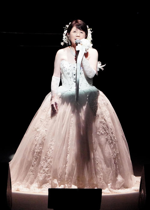 純白のドレス姿で熱唱する森昌子