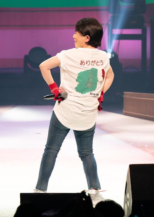 自身がデザインしたTシャツを披露する森昌子