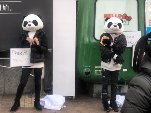 渋谷でフリーハグを行ったジェジュン（右）とMatt
