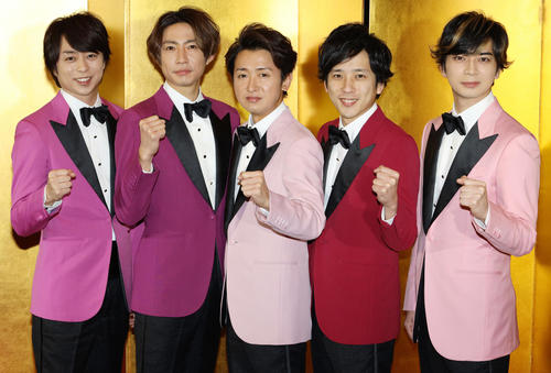 会見でガッツポーズする嵐。左から櫻井翔、相葉雅紀、大野智、二宮和也、松本潤（撮影・中島郁夫）
