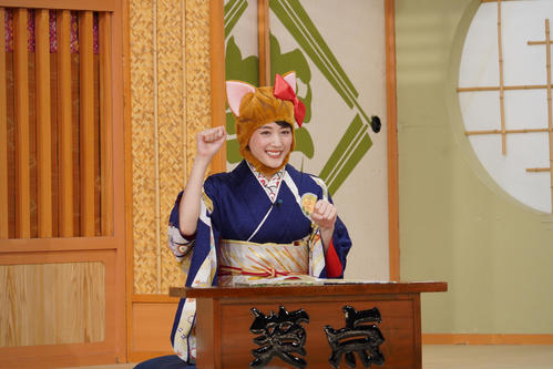 ネコのかぶり物で司会をする綾瀬はるか