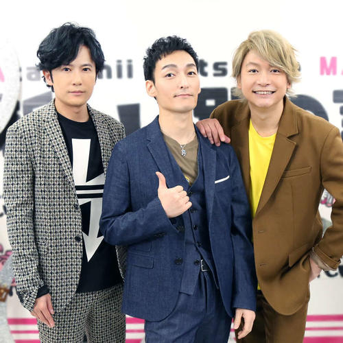 番組で稲垣啓太を笑わせることに挑戦する、左から稲垣吾郎、草なぎ剛、香取慎吾