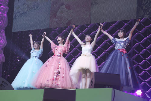 カントリー・ガールズ2019～愛おしくってごめんね～でパフォーマンスするカントリー・ガールズ。左から船木結、山木梨沙、森戸知沙希、小関舞