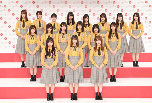 11月14日、「第70回NHK紅白歌合戦」出場者発表会見で撮影に応じる日向坂46