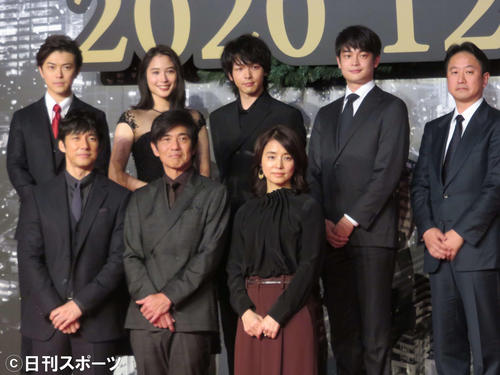 映画「サイレント・トーキョー」製作発表笑顔を見せる、前列左から西島秀俊、佐藤浩市、石田ゆり子、後列左から勝地涼、広瀬アリス、中村倫也、井之脇海、波多野貴文監督（2019年12月24日撮影）