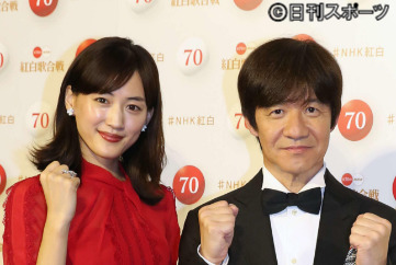 紅組司会の綾瀬はるかと総合司会の内村光良（2019年10月28日撮影）
