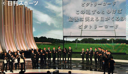第70回NHK紅白歌合戦　「ビクトリーロード」を熱唱するラグビー日本代表（撮影・横山健太）