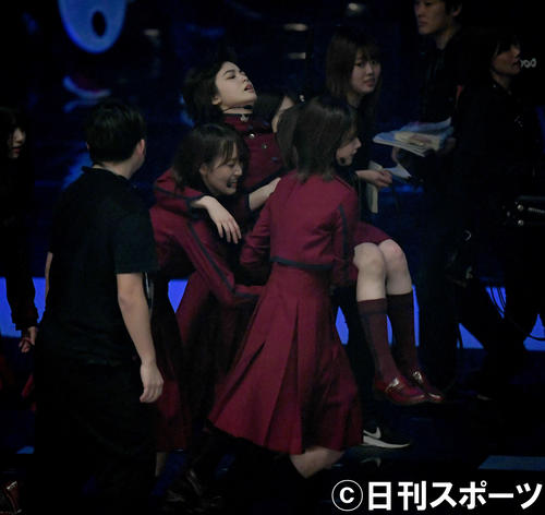 「不協和音」を熱唱し、メンバーに担がれステージを後にする欅坂46平手友梨奈（撮影・横山健太）