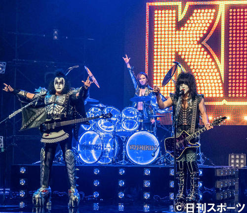 「Rock　And　Roll　All　Nite－YOSHIKISS　version.－」でKISSと共演するYOSHIKI