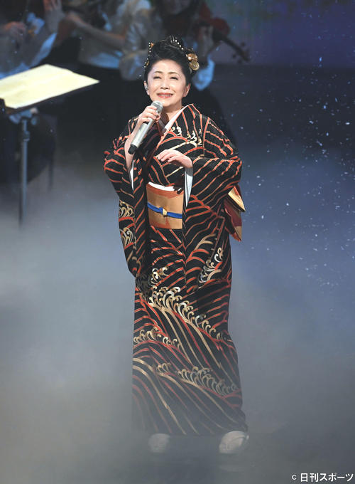 「津軽海峡・冬景色」を熱唱する石川さゆり（撮影・横山健太）