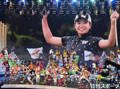 渋野日向子の映像をバックに「EXPerience　Greatness」を熱唱するGENERATIONS（撮影・横山健太）