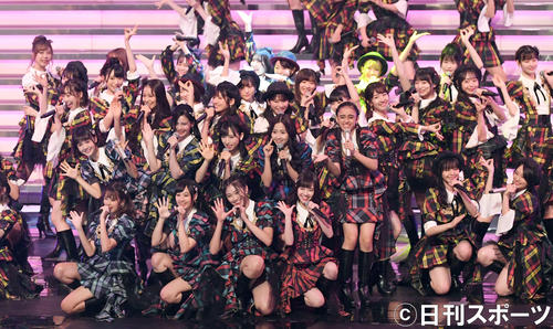 「恋するフォーチュンクッキー～紅白世界選抜SP～」で盛り上がるAKB48（撮影・横山健太）