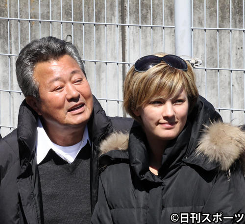 福島第1原発事故避難者に向け炊き出しを行った梅宮辰夫さん（左）と梅宮アンナ（2011年3月27日撮影）