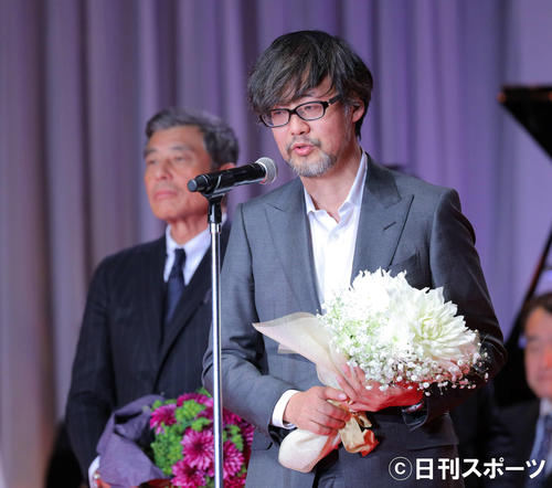 石原裕次郎賞を受賞しスピーチをする山崎貴監督（右）と舘ひろし（撮影・河田真司）