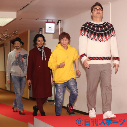 紅白歌合戦リハーサルを終え嬉しそうに壇上に上がる酒井一圭（右）ら純烈。右2人目から後上翔太、白川裕二郎、小田井涼平（撮影・垰建太）