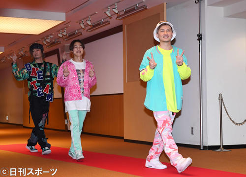 レッドカーペットを歩きながらポーズするDAPUMPの、左からTOMO、DAICHI、ISSA（撮影・鈴木みどり）