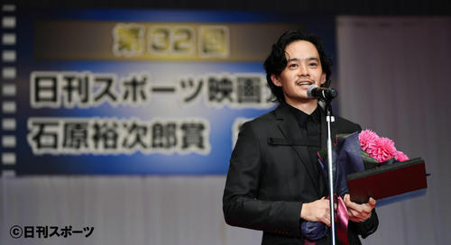 主演男優賞を受賞し、壇上でスピーチする池松壮亮（撮影・加藤諒）
