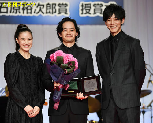 記念撮影する、左から蒼井優、池松壮亮、松坂桃李（撮影・加藤諒）