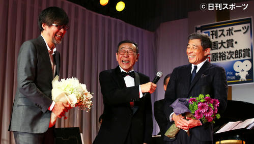 石原裕次郎賞を受賞し笑顔で喜びを語る山崎貴監督（左）と舘ひろし（右）。中央は露木茂氏（撮影・足立雅史）