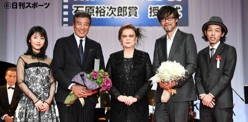 左から浜辺美波、舘ひろし、石原まき子会長、山崎貴監督、上田慎一郎監督（撮影・加藤諒）