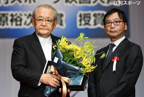 記念撮影をする依田巽氏（左）と平山義成氏（撮影・加藤諒）