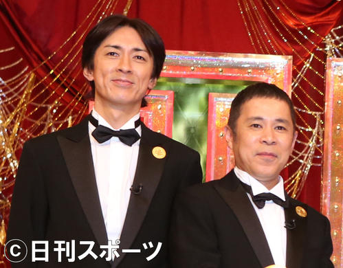 ナインティナインの矢部浩之（左）と岡村隆史