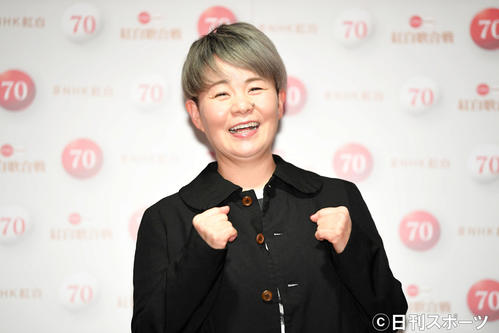 NHK紅白歌合戦　リハーサルを終え、笑顔でポーズをとる島津亜矢（撮影・加藤諒）
