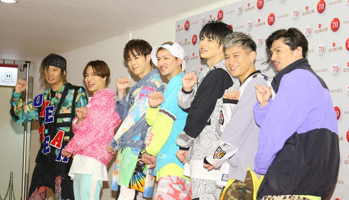 紅白歌合戦リハーサルを終え記念写真に納まるDAPUMP。左からTOMU、DAICHI、YORI、ISSA、KENZO、KIMI、U－YEAH（撮影・垰建太）