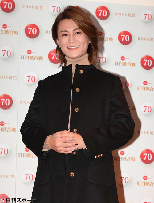フォトセッションで笑顔を見せる氷川きよし（撮影・鈴木みどり）