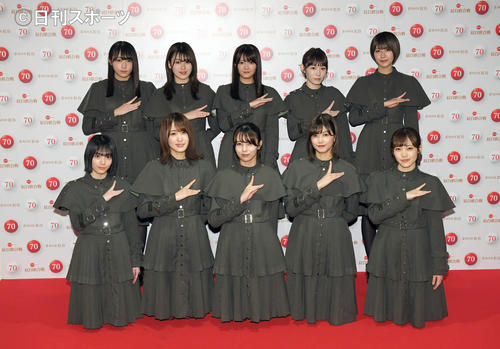 NHK紅白歌合戦のリハーサルを終え、笑顔で撮影に応じる欅坂46（撮影・加藤諒）