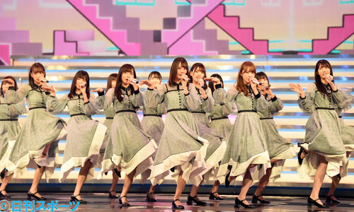 紅白歌合戦リハーサルで熱唱する日向坂46（撮影・横山健太）